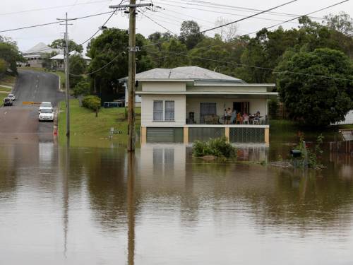 Suburbs on Brisbane's southside could run out of water, Queensland Premier Campbell Newman says. (AAP)