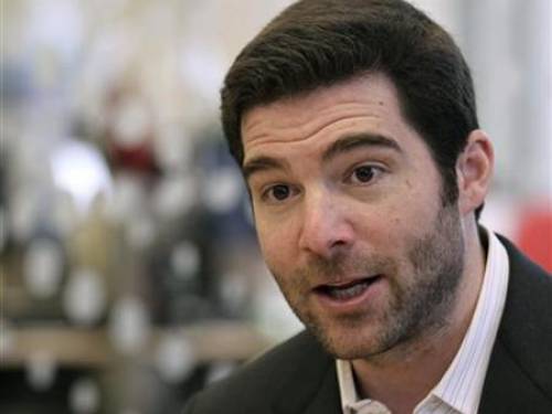 LinkedIn CEO Jeff Weiner talks to reporters during the Reuters Technology Summit in San Francisco, California May 17, 2010. REUTERS/Robert Galbraith