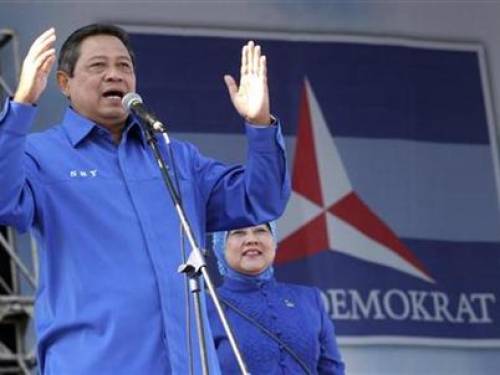 Indonesian President Susilo Bambang Yudhoyono speaks to his Democratic party supporters during a rally in Banda Aceh, Aceh province, March 29, 2009. REUTERS/Tarmizy Harva