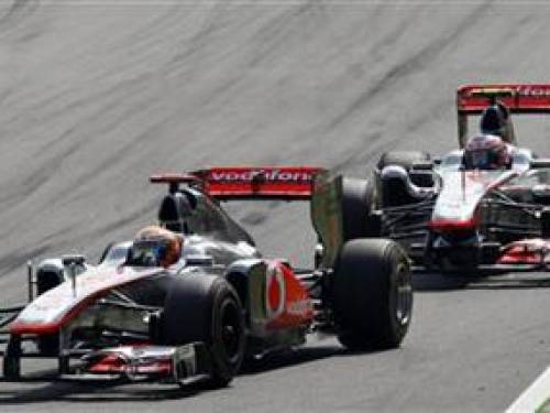 McLaren Formula One driver Lewis Hamilton of Britain (L) takes a curve ahead of his team mate and compatriot Jenson Button during the Italian F1 Grand Prix at the Monza circuit September 11, 2011. REUTERS/Giampiero Sposito