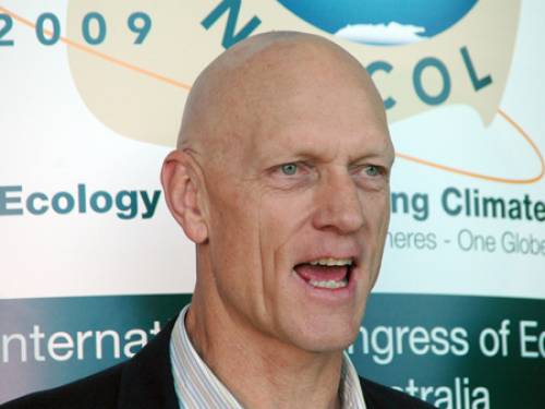 Peter Garrett called for crews on both sides to show restraint. (AAP)
