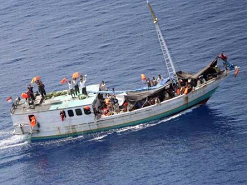 A future coalition government would return to a Pacific Solution-type arrangement to deal with asylum seekers, Opposition Leader Tony Abbott has announced. (AAP)