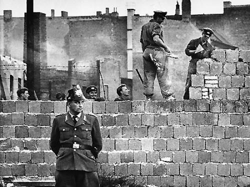 The Berlin Wall went up overnight on 12-13 August 1961, shocking those on both sides of the divide (AP/AAP)
