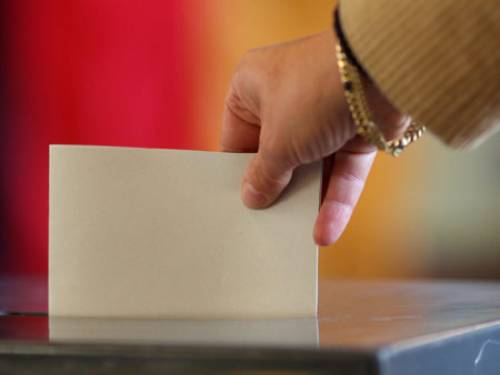 A survey commissioned by activist group GetUp! shows that 96 per cent of Australians think the current law which gives people just one day to enroll once an election is called is not good enough.