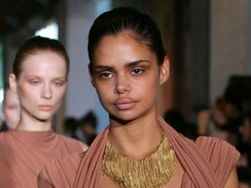 Indigenous model Samantha Harris on the runway at Australian Fashion Week. (AAP)