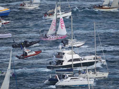 Teen sailor Jessica Watson arrives in Sydney. (Getty)