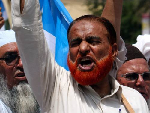 A supporter of Pakistani religious party Jamaat-e-Islami chants slogans during a rally to condemn the ban on Islamic face veils by French government in Karachi. (AAP)