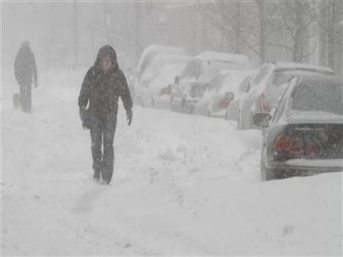 Pedestrians walk on the streets of Chicago after a major snowstorm February 2, 2011. REUTERS/John Gress