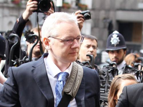 Julian Assange was given a Walkley award for his contribution to journalism. (SBS)