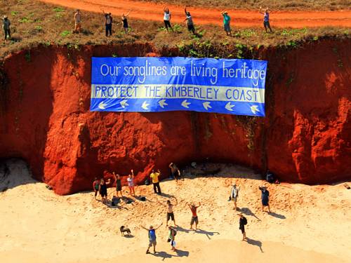 Environmentalists unfurling a protect the Kimberley anti gas hub banner on the Pindan Cliffs at James Price Point, Western Australia. (AAP)