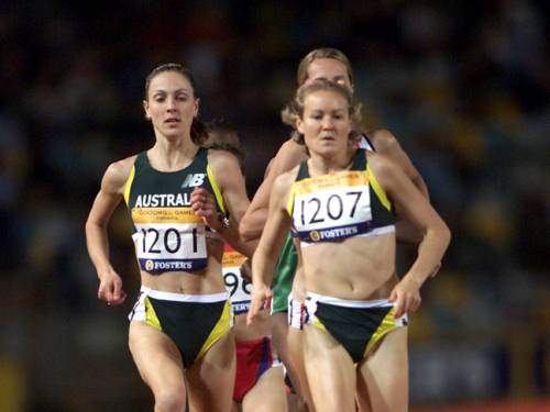 Australian  Benita Willis (right) running the 5000metres in 2001. (AAP)