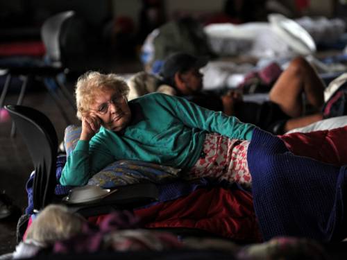 Around 2500 residents have been evacuated from the town, which is being protected by a hastily built earthen levee. (AAP)