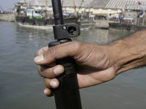 A police officer keeps vigil as he patrols the Indian coastline, following the Mumbai attacks. (AAP)