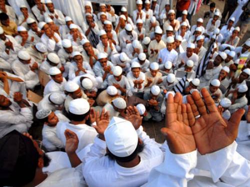 Indian Muslims pray as they take part in a silent rally outside Chhatrapati Shijavi Terminus railway station in Mumbai. Meanwhile Pakistani security forces have arrested three people from an Islamic charity closely linked to the group India accuses of involvement in the Mumbai attacks. (AAP)
