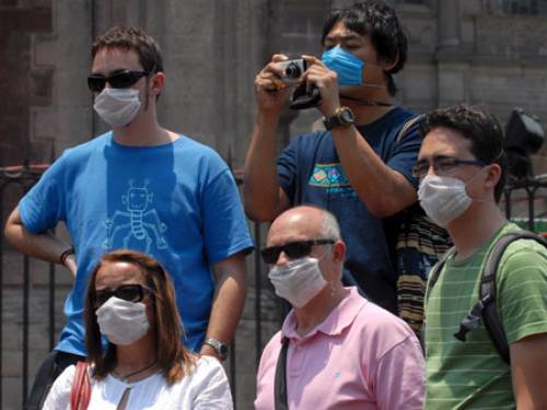 Tourist in Mexico with their mouths covered because of the porcine flu outbreak. (EPA)