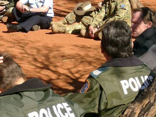 Police consult with elders of the NT community of Mutujulu, near Alice Springs. (File: SBS, 2007) 
