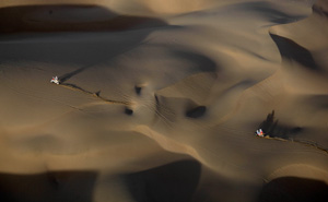 Riders follow each other on stage 6 of the Dakar rally (AAP)