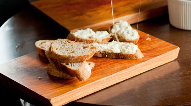 Milk’s cream with bread and sugar (pan con nata de leche y azúcar)
