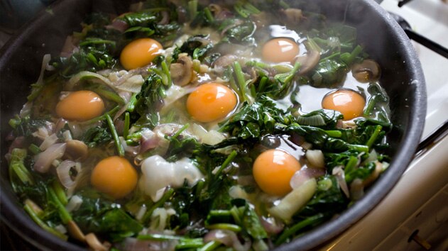 Spinach and onion with eggs (ispanak oturtma)
